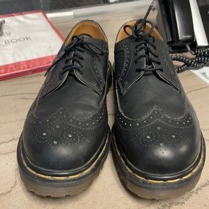 Dr Martens Saxon 3989 black wingtip shoes